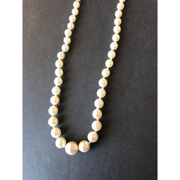 Classic Vintage Graduated Cultured Pearl Necklace With 14 Karat White Gold Clasp - Picture 2 of 8